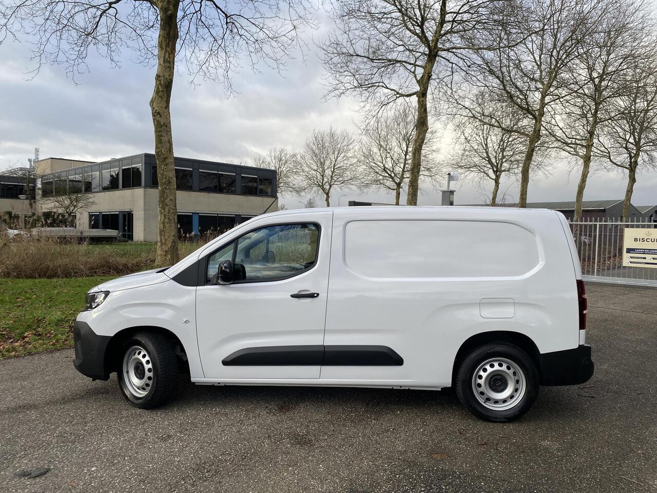 Opel COMBO Electric L2 50 kWh 136pk | 8 jaar garantie | 0% financial lease | 3-zits | NAVI | Multimedia | Apple Carplay | Android Auto | Achteruitrijcamera | Parkeersensoren voor en achter | Dode hoek detectie | Surround view | Inklapbare spiegels | Licht- en regens