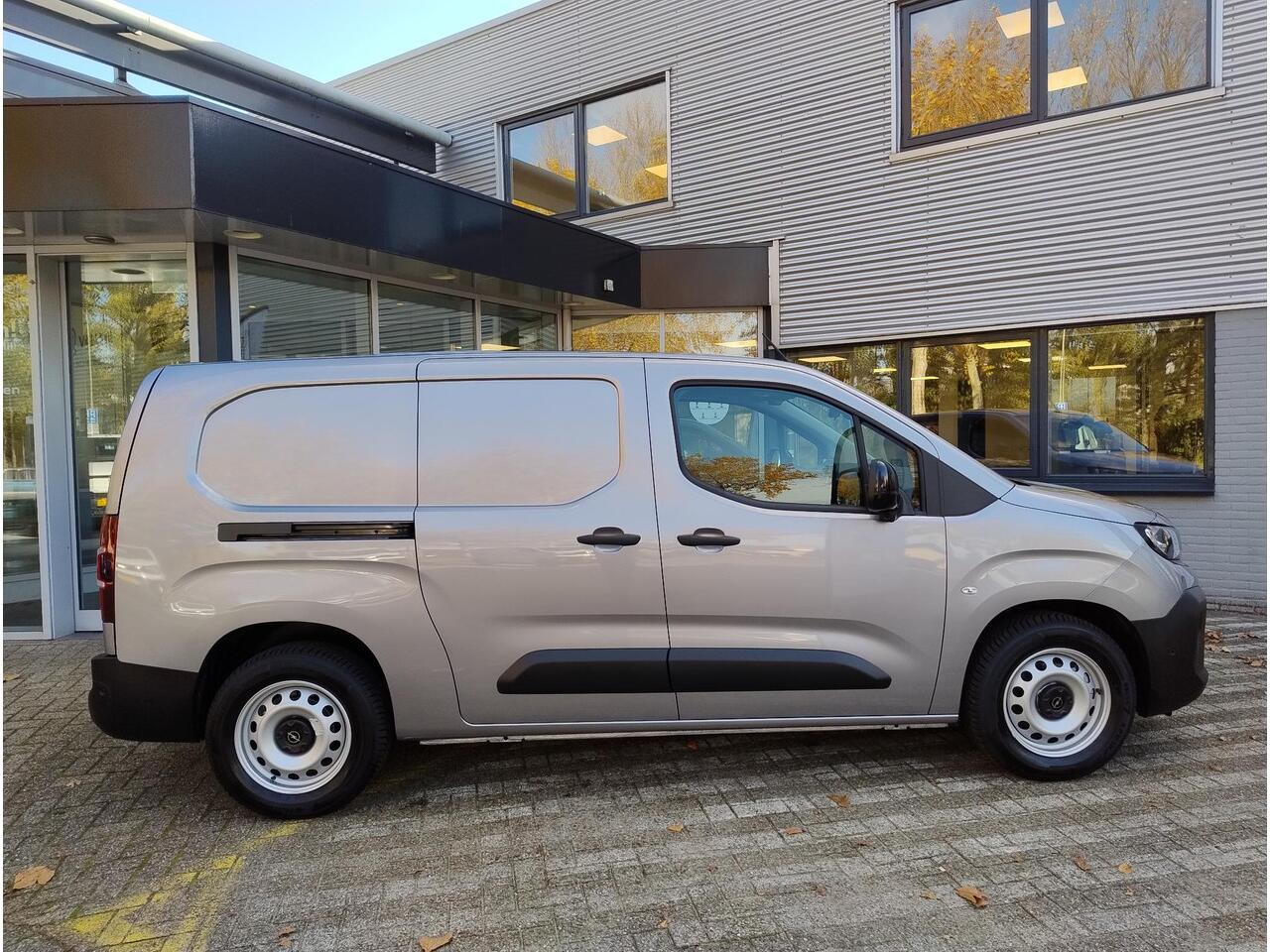 Opel COMBO Electric L2 50 kWh 136pk | 8 jaar garantie | 0% financial lease | Houten afwerking laadruimte | Multimedia | Apple Carplay | Android Auto | Achteruitrijcamera | Parkeersensoren achter | Digital cockpit | Stuurwielbediening | van ¤31.325 voor ¤27.295