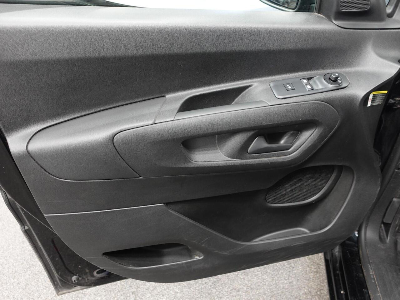 Opel COMBO 1.5D L1H1 Edition 3-zits Airco Navigatie Trekhaak parkeersensoren