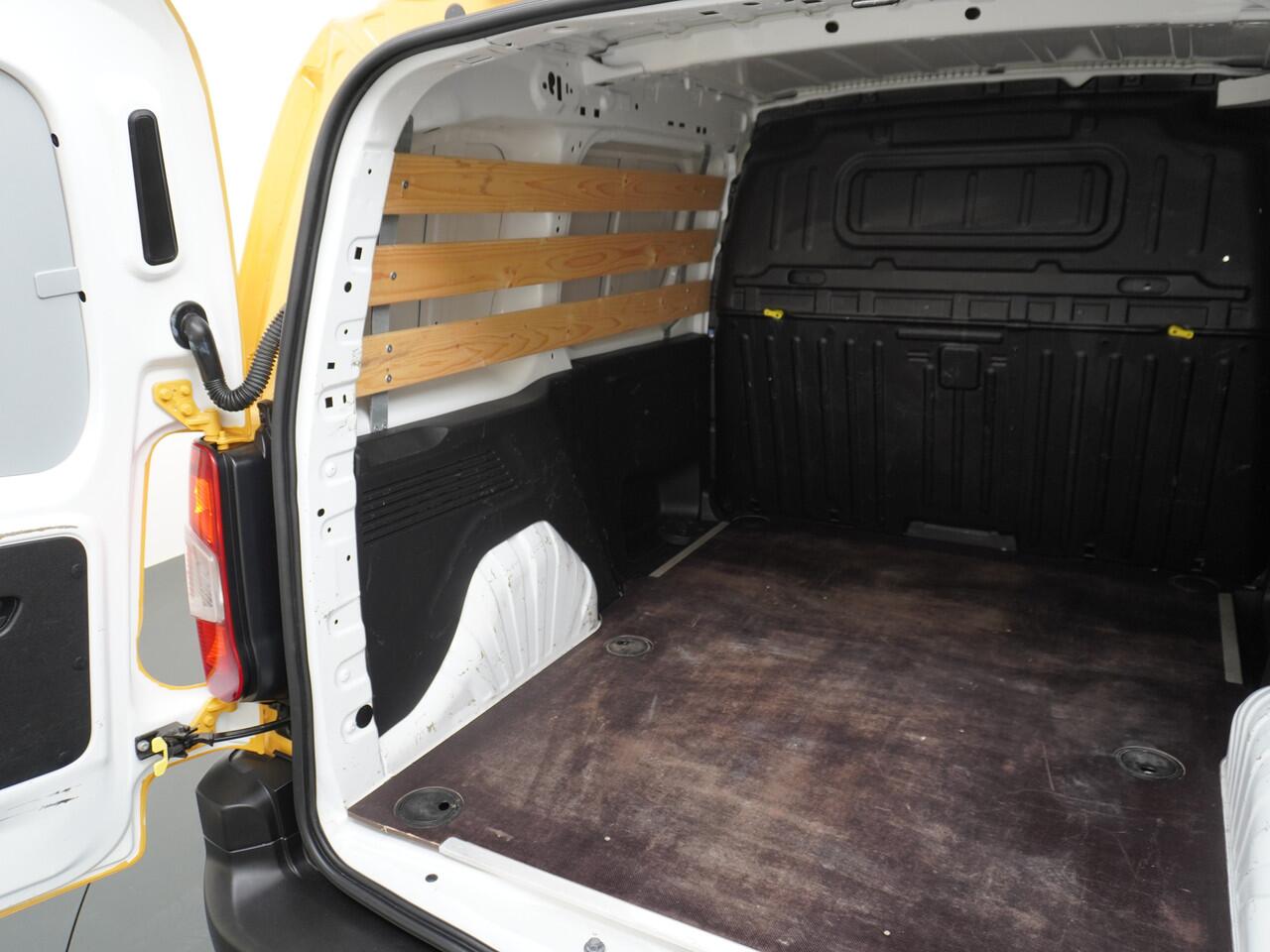 Opel COMBO 1.5CDTI EURO6 3-Persoons Airco Cruise Control Bluetooth Elektr.ramen Elektr.spiegels+Verwarmd Centr.Vergr+ab. L1H1 Edition Schuifdeur Betonplex vloer Lat om Lat betimmering super nette origineel Nederlands geleverde auto!