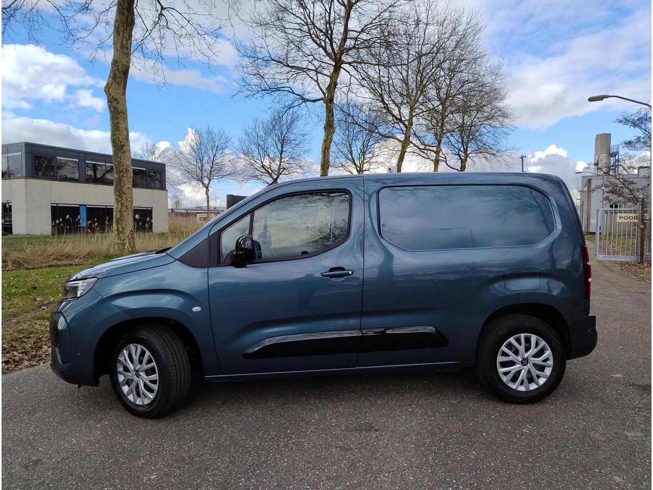 Opel COMBO Electric L1 50 kWh 136pk | 3-zits | Houten afwerking laadruimte | Trekhaak voorbereiding | Pakket Look | Climate control | Adaptieve cruise control | Lederen stuurwiel | Stuurverwarming | Multimedia | NAVI | Apple Carplay | Android Auto | Achteruitrijcame