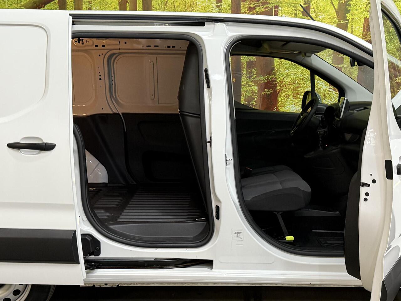 Opel COMBO 1.2 Turbo L1H1 Innovation Benzine 3 Zitplaatsen Navi Camera Carplay Dodehoek LED Cruise Control PDC V+A