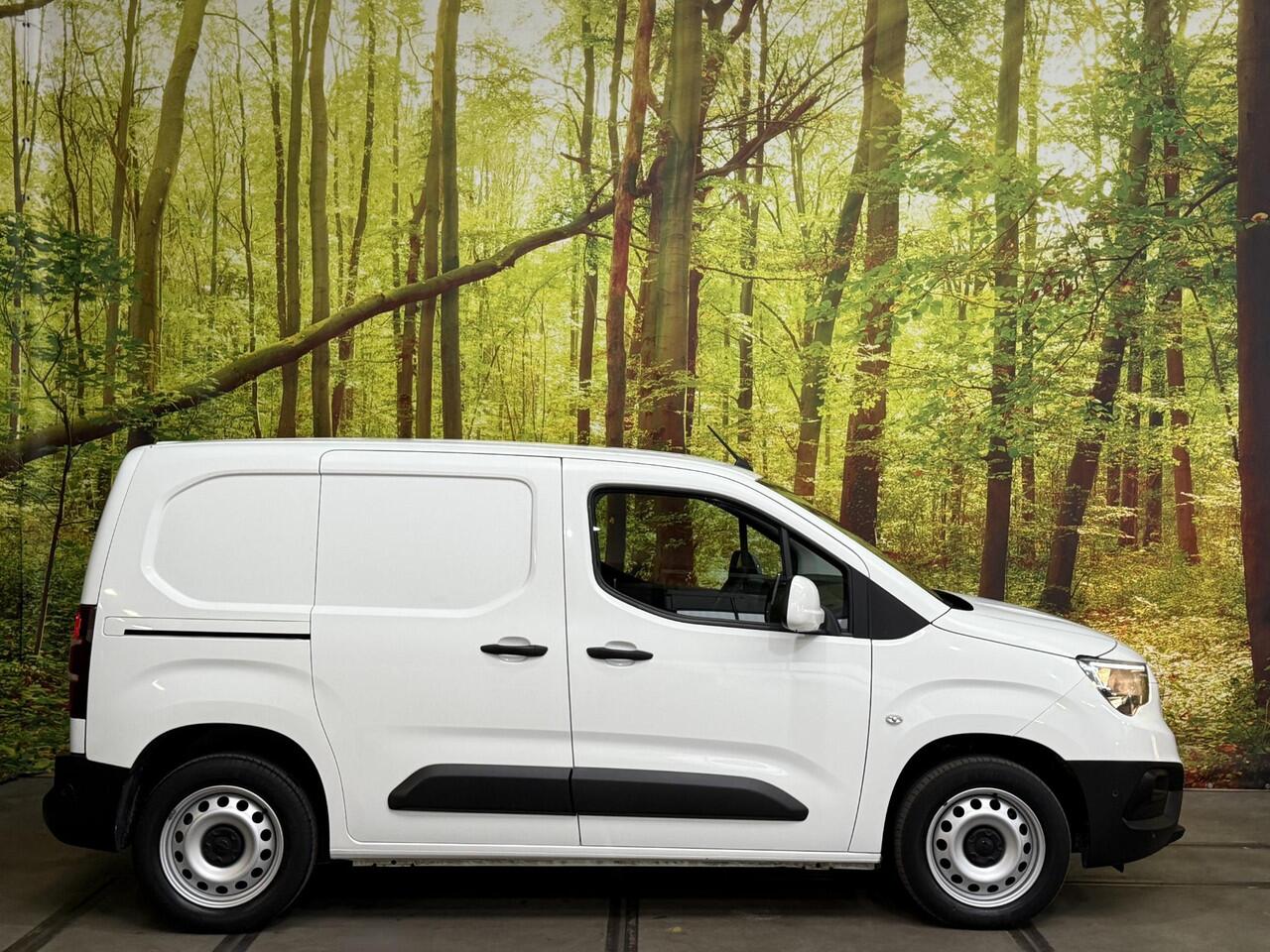 Opel COMBO 1.2 Turbo L1H1 Innovation Benzine 3 Zitplaatsen Navi Camera Carplay Dodehoek LED Cruise Control PDC V+A