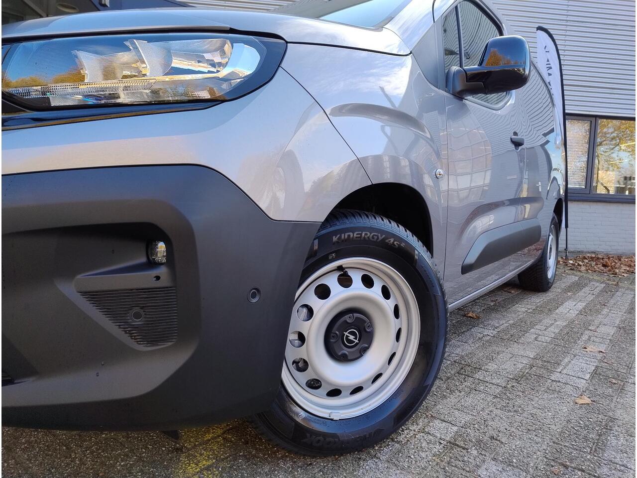 Opel COMBO Electric L2 50 kWh 136pk | 8 jaar garantie | 0% financial lease | Houten afwerking laadruimte | Multimedia | Apple Carplay | Android Auto | Achteruitrijcamera | Parkeersensoren achter | Digital cockpit | Stuurwielbediening | van ¤31.325 voor ¤27.295