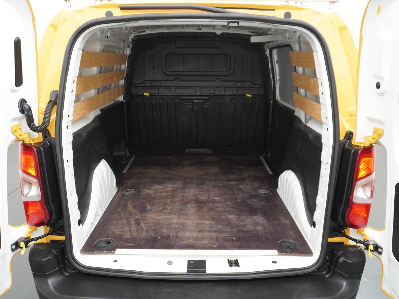Opel COMBO 1.5CDTI EURO6 3-Persoons Airco Cruise Control Bluetooth Elektr.ramen Elektr.spiegels+Verwarmd Centr.Vergr+ab. L1H1 Edition Schuifdeur Betonplex vloer Lat om Lat betimmering super nette origineel Nederlands geleverde auto!