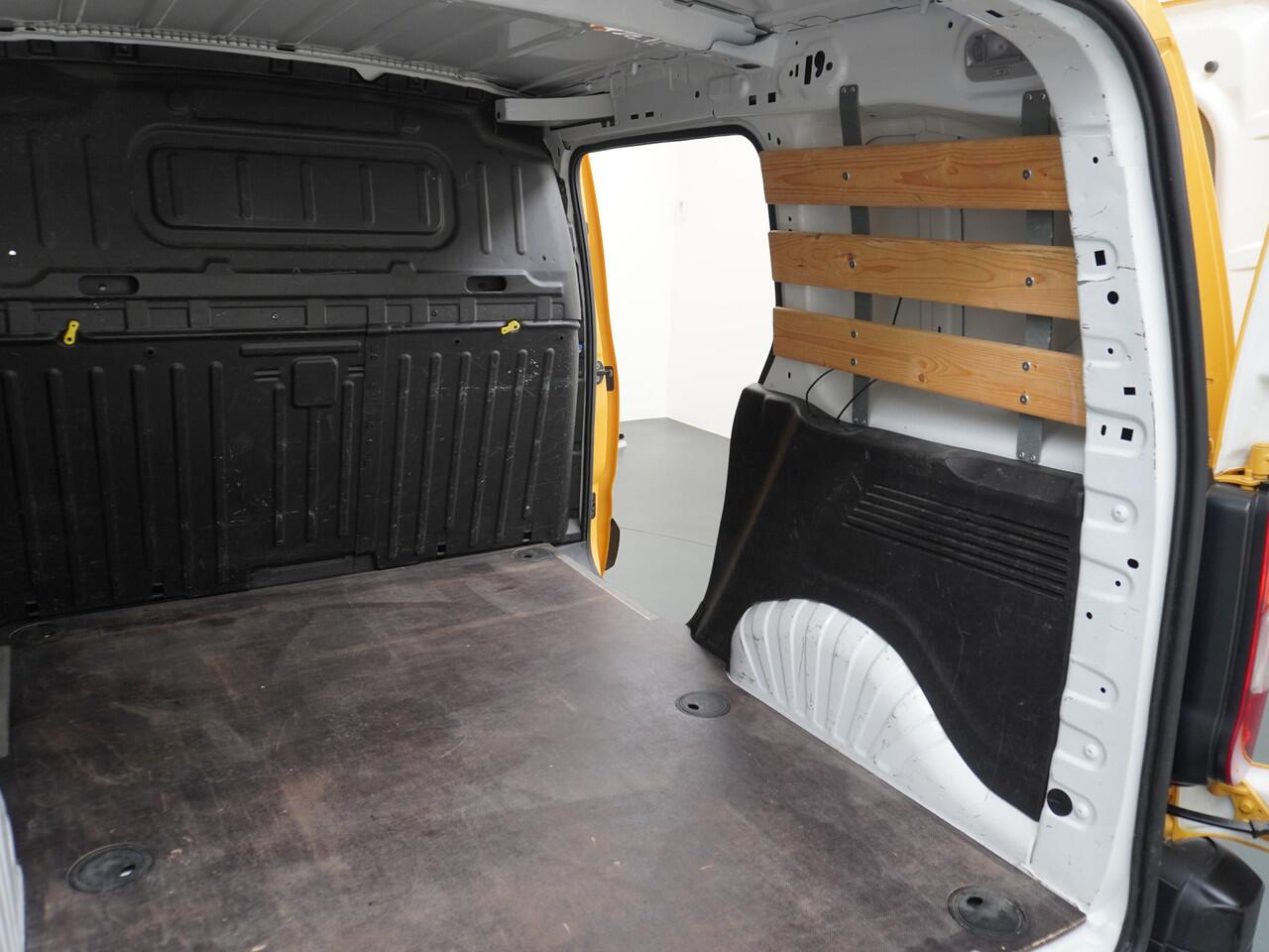 Opel COMBO 1.5CDTI EURO 6 3-Persoons ECC Cruise Control Bluetooth Elektr.ramen Elektr.spiegels+Verwarmd Centr.Vergr+ab. L1H1 Edition Schuifdeur Betonplex vloer Lat om Lat betimmering Allesdragers Origineel Nederlandse Auto