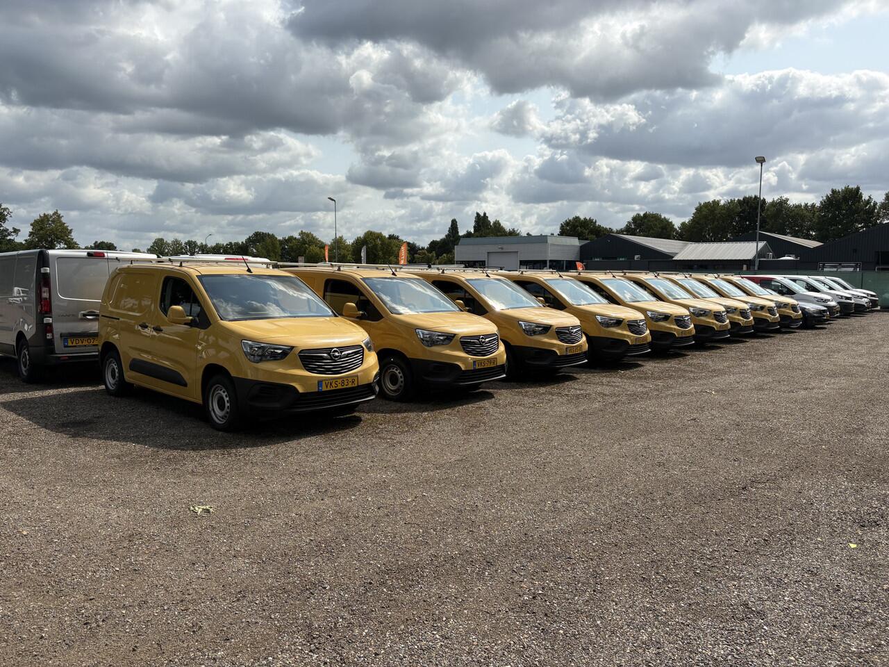 Opel COMBO 1.5CDTI EURO 6 3-Pers. Airco Cruise Control Bluetooth Elektr.ramen Elektr.spiegels+Verwarmd Centr.Vergr+ab. L1H1 Edition Schuifdeur Betonplex vloer Lat om Lat betimmering zeer nette Combo!