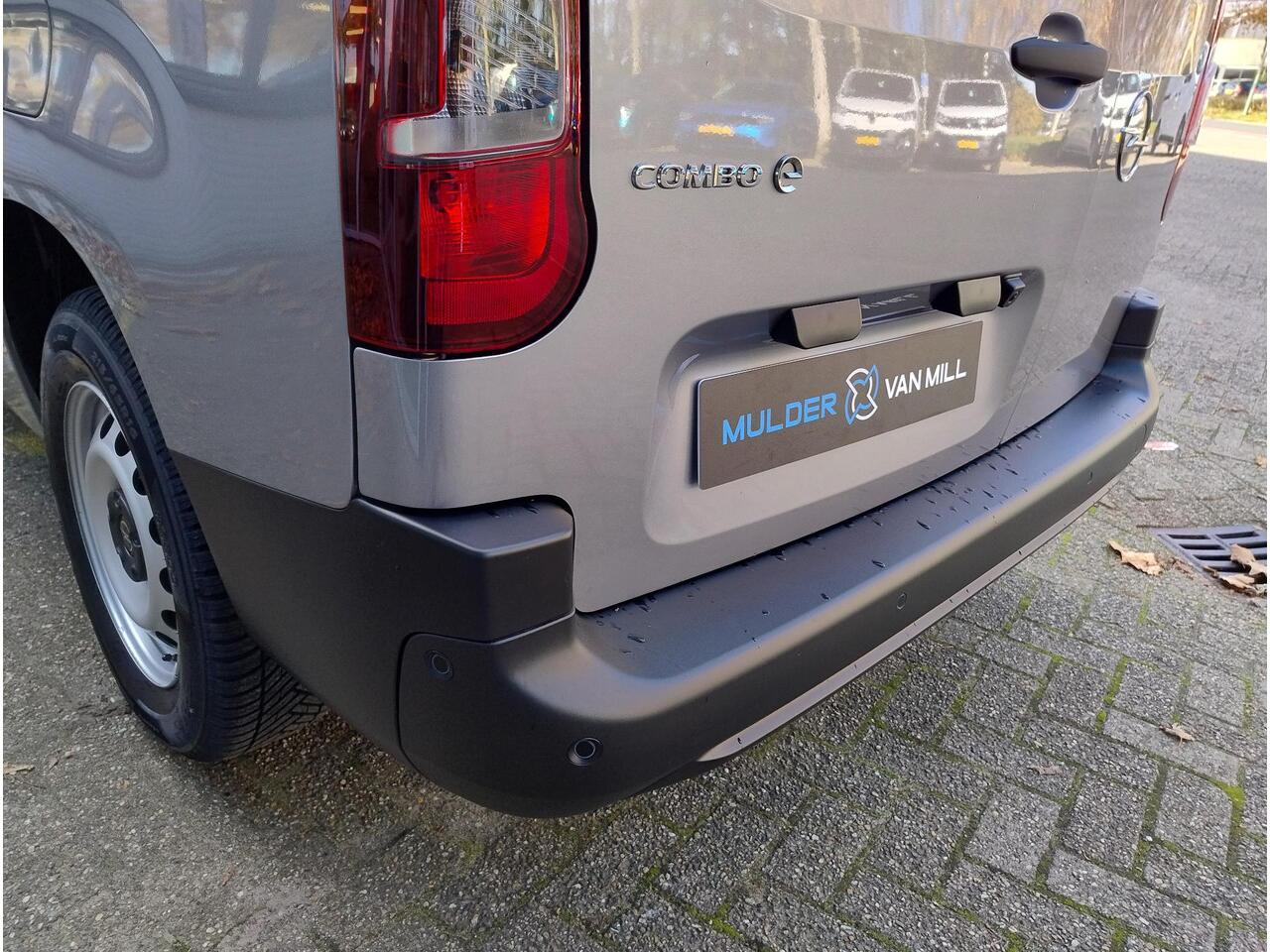 Opel COMBO Electric L2 50 kWh 136pk | 8 jaar garantie | 0% financial lease | Houten afwerking laadruimte | Multimedia | Apple Carplay | Android Auto | Achteruitrijcamera | Parkeersensoren achter | Digital cockpit | Stuurwielbediening | van ¤31.325 voor ¤27.295