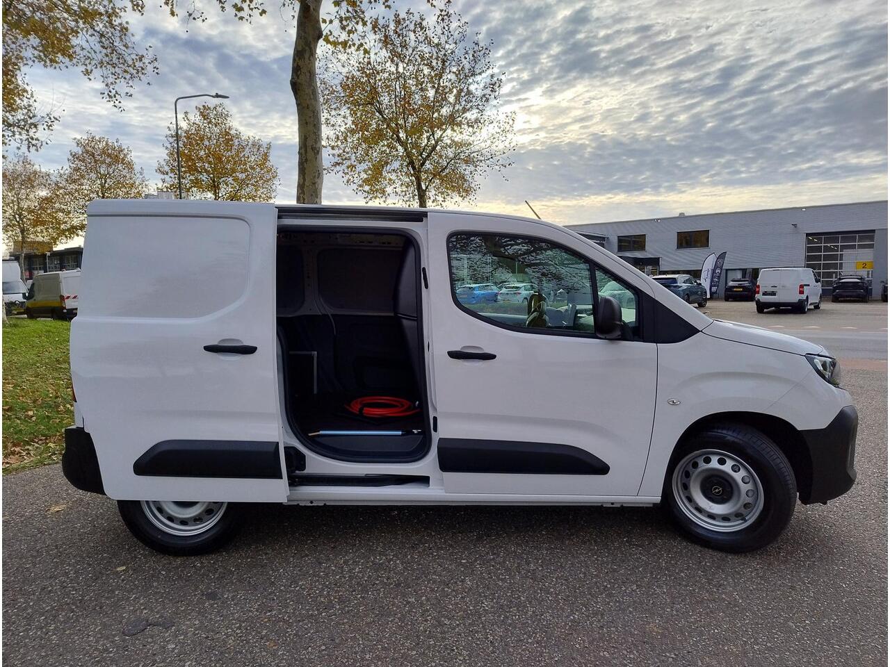 Opel COMBO Electric L1 50 kWh 136pk | 8 jaar garantie | 0% financial lease | Houten afwerking laadruimte | Multimedia | Apple Carplay | Android Auto | Achteruitrijcamera | Parkeersensoren achter | Digital cockpit | Stuurwielbediening | Bestuurdersstoel comfort | Res