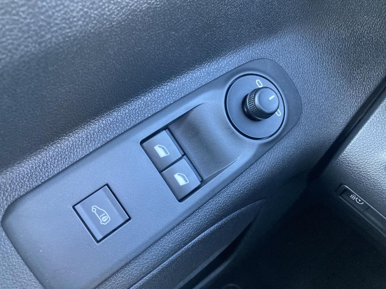 Opel COMBO Combo-e 136pk L2 50kWh | NIEUW | DIRECT LEVERBAAR | Camera | Carplay/ Android auto | Cruise Control | Airco | Laadruimte betimmering | Metallic lak