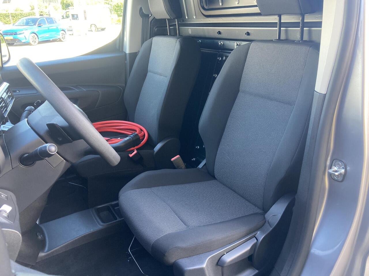 Opel COMBO Combo-e 136pk L2 50kWh | NIEUW | DIRECT LEVERBAAR | Camera | Carplay/ Android auto | Cruise Control | Airco | Laadruimte betimmering | Metallic lak