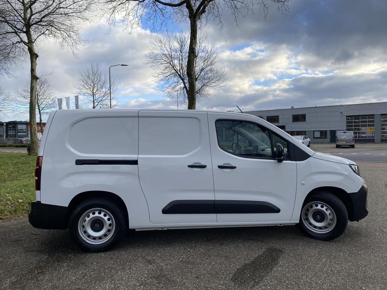 Opel COMBO Electric L2 50 kWh 136pk | 8 jaar garantie | 0% financial lease | 3-zits | NAVI | Multimedia | Apple Carplay | Android Auto | Achteruitrijcamera | Parkeersensoren voor en achter | Dode hoek detectie | Surround view | Inklapbare spiegels | Licht- en regens