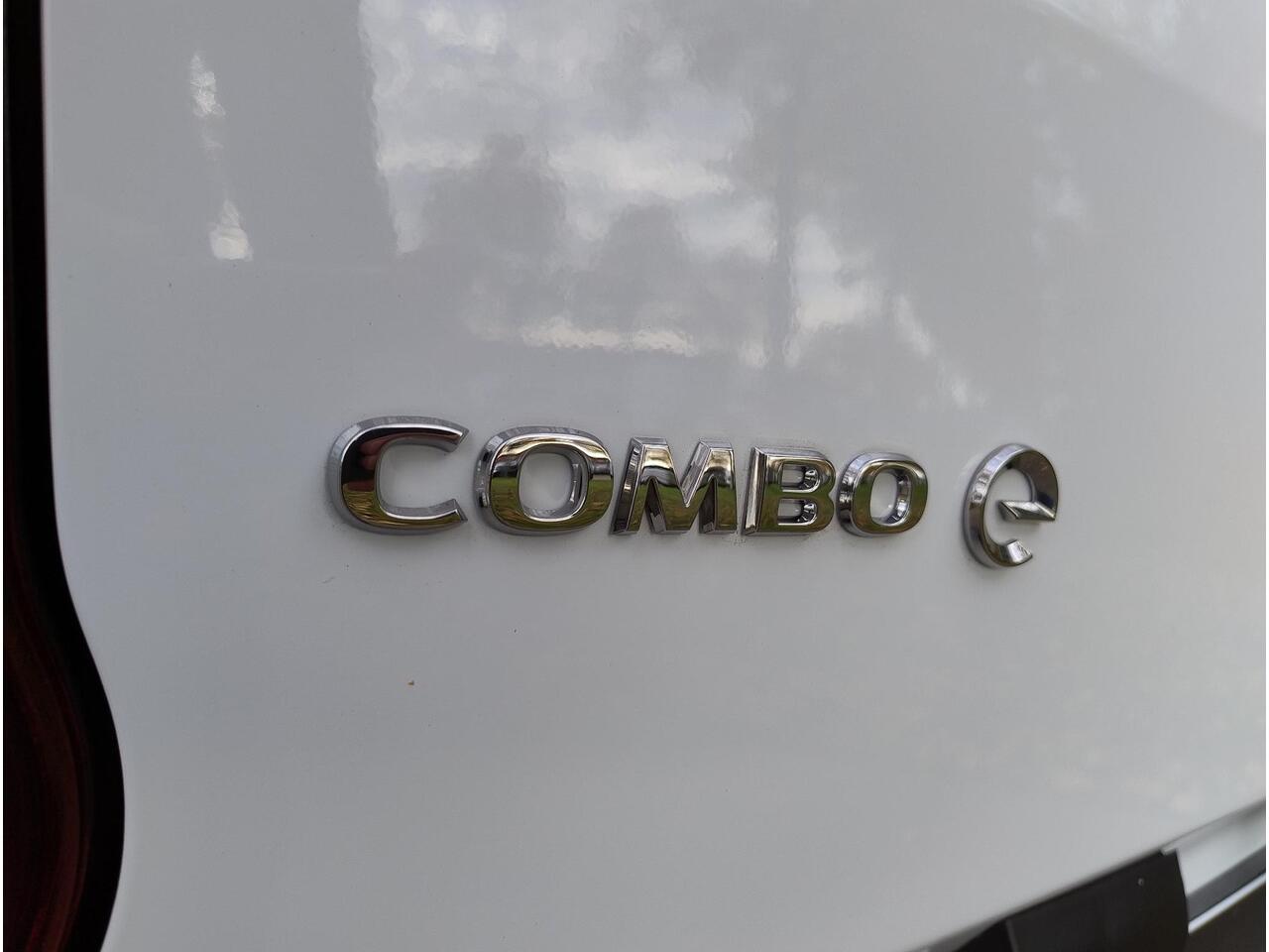 Opel COMBO Electric L1 50 kWh 136pk | 8 jaar garantie | 0% financial lease | Houten afwerking laadruimte | Multimedia | Apple Carplay | Android Auto | Achteruitrijcamera | Parkeersensoren achter | Digital cockpit | Stuurwielbediening | Bestuurdersstoel comfort | Res