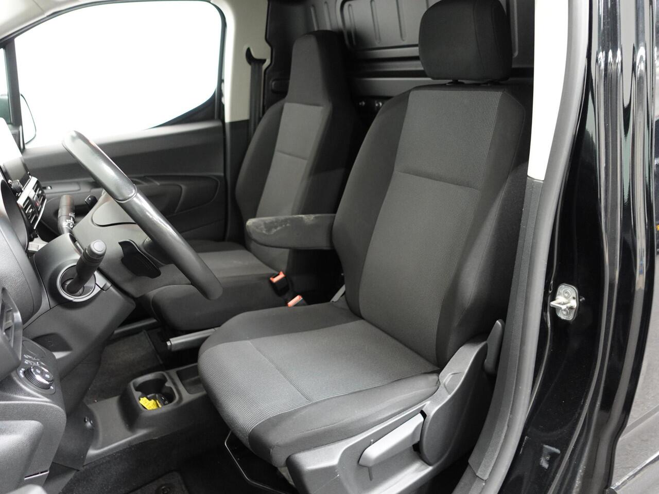 Opel COMBO 1.5D L1H1 Edition Automaat Navi Parkeersensoren Navi Trekhaak Cruise Control 2 Zits