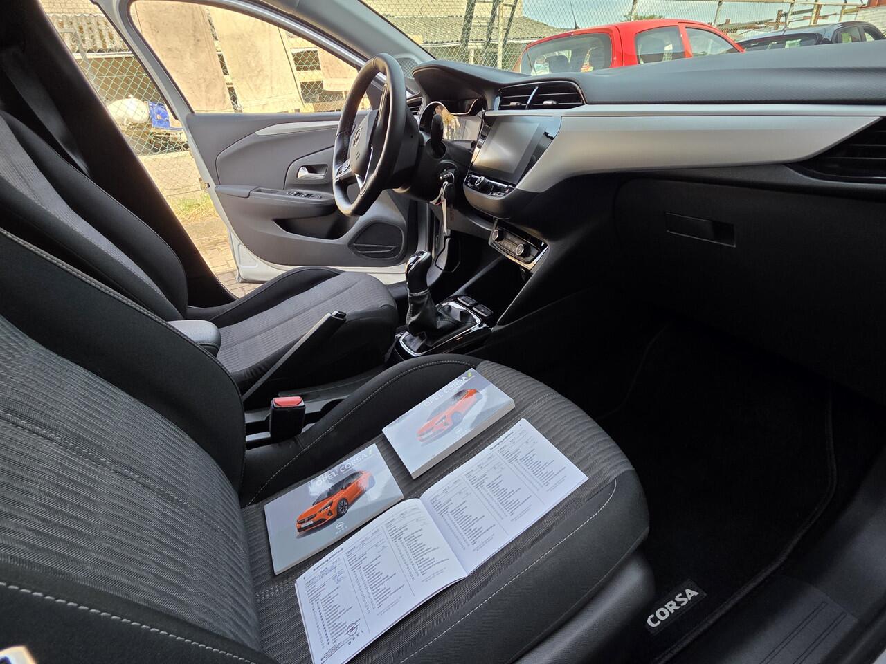 Opel CORSA 1.2 Edition, Carplay! Stuurverwarming! Apk 11-26! Zondag OPEN!