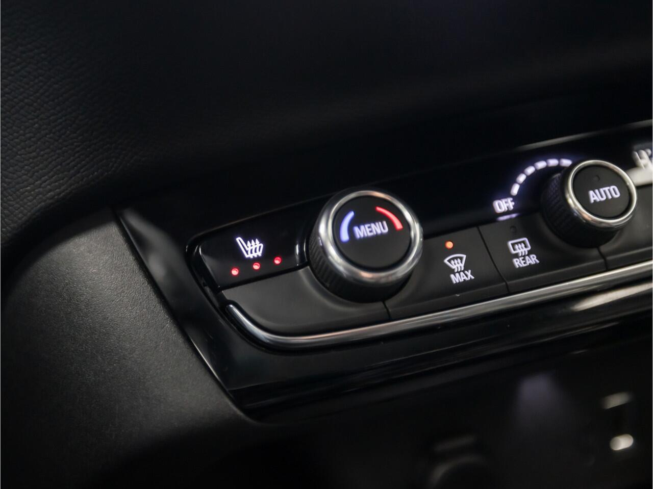 Opel CORSA 1.2 Elegance Black Edition (APPLE CARPLAY, STUUR/STOEL VERWARMING, GROOT NAVI, CAMERA, LEDER, ELEKTRISCHE STOELEN, MASSAGE STOELEN, LED KOPLAMPEN, GETINT GLAS, NIEUWSTAAT)