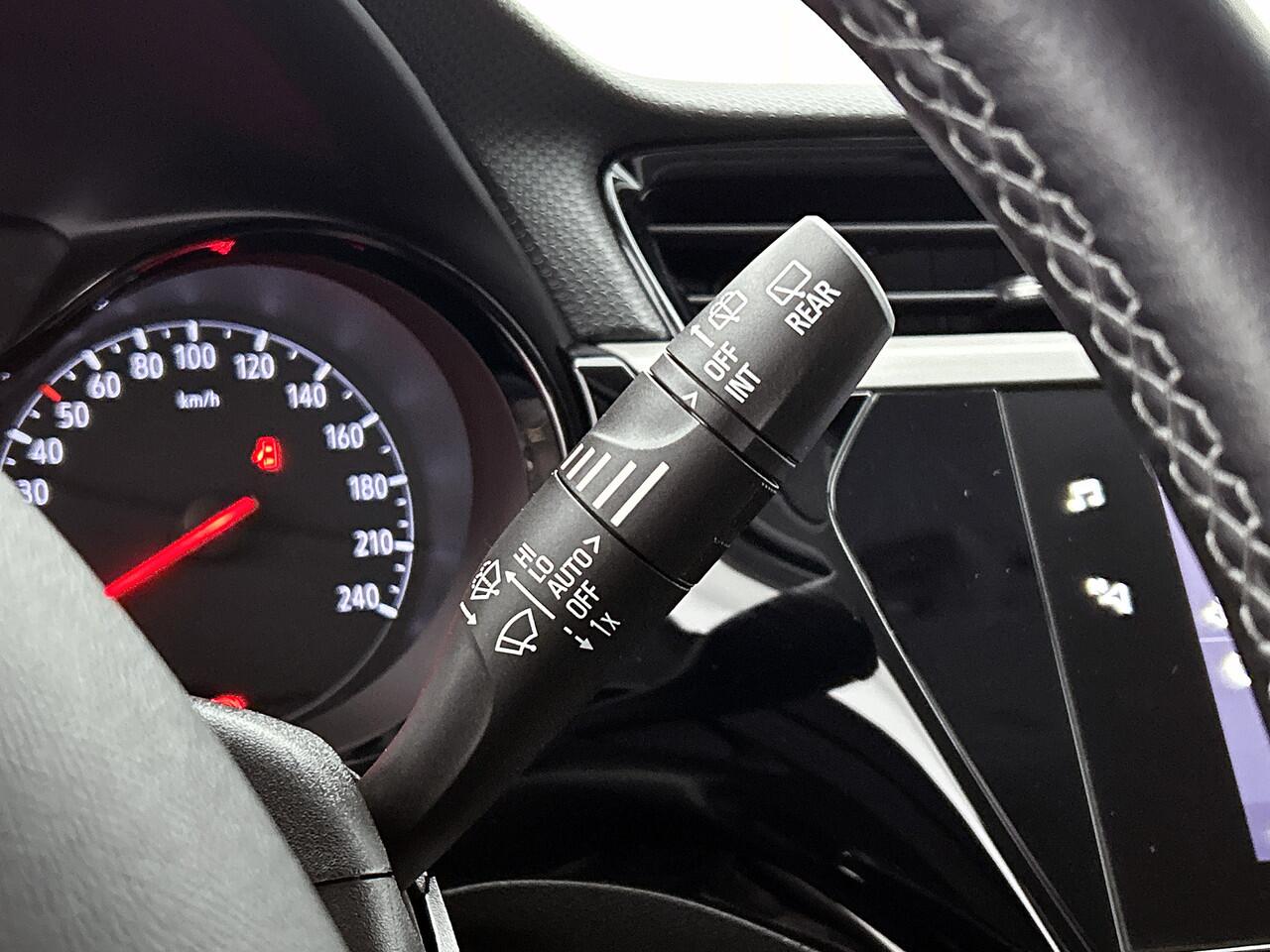 Opel CORSA 1.2 Edition / Trekhaak / Distributie bij 104dkm.vervangen / Airco / Pdc. / Navigatie / Edition+Licht-Zicht Pakket / Apk 03-2027