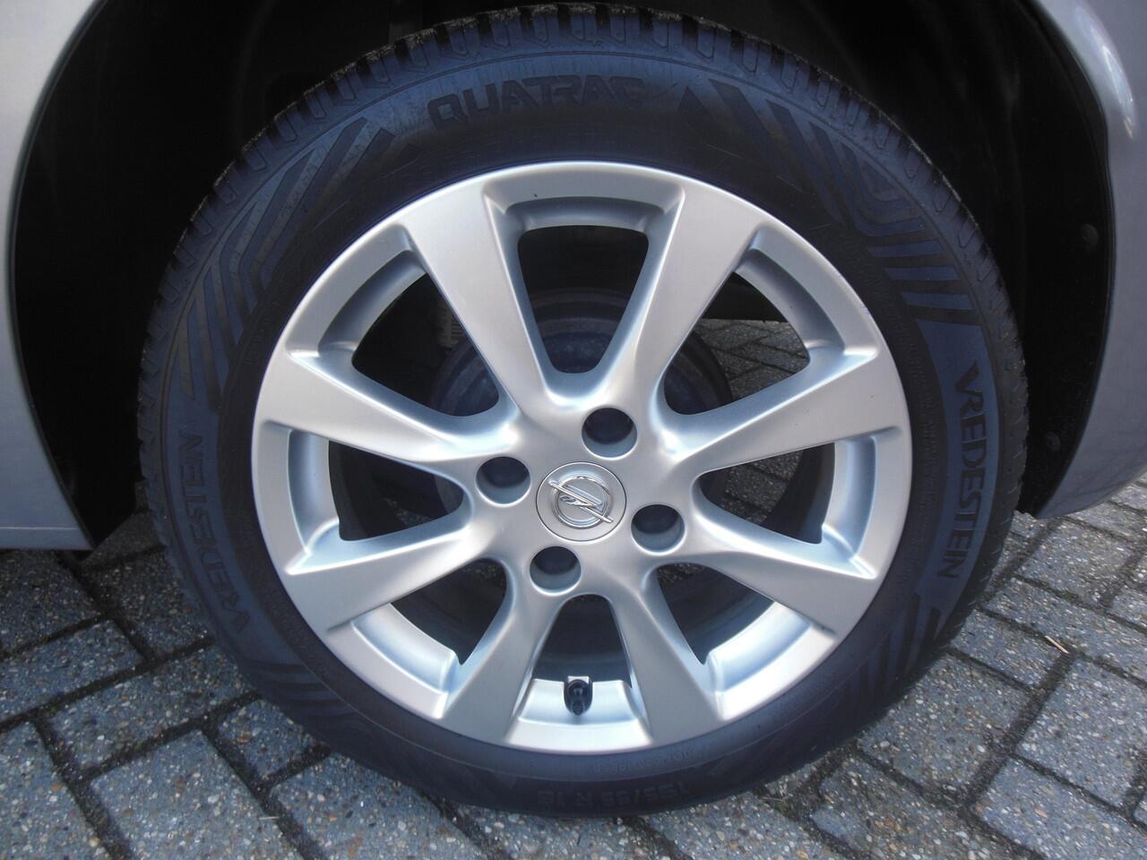 Opel CORSA 1.2 Edition Staat in De Krim