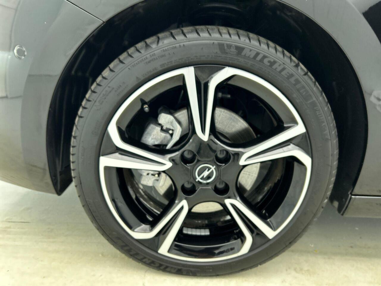 Opel CORSA 1.2 Turbo 136pk Hybrid GS Auto. Navigatie Apple Carplay/ Android Auto Camera Parkeersensoren Cruise Control Stoel- en stuurverwarming Airco Lichtmetalen velgen Getinte ramen