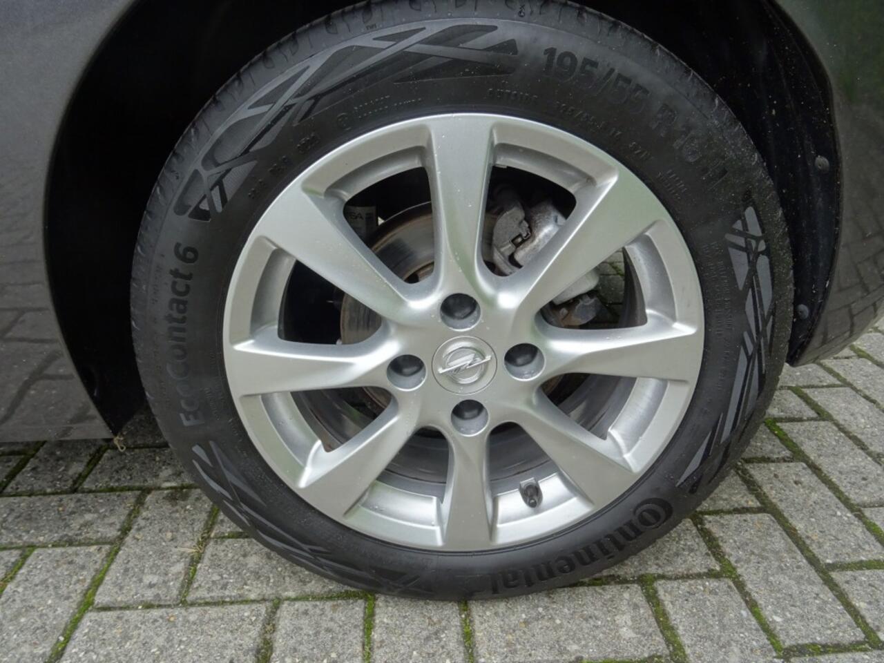 Opel CORSA 1.2 ELEGANCE AIRCO BLUETOOTH NAVI STOEL EN STUUR VERW