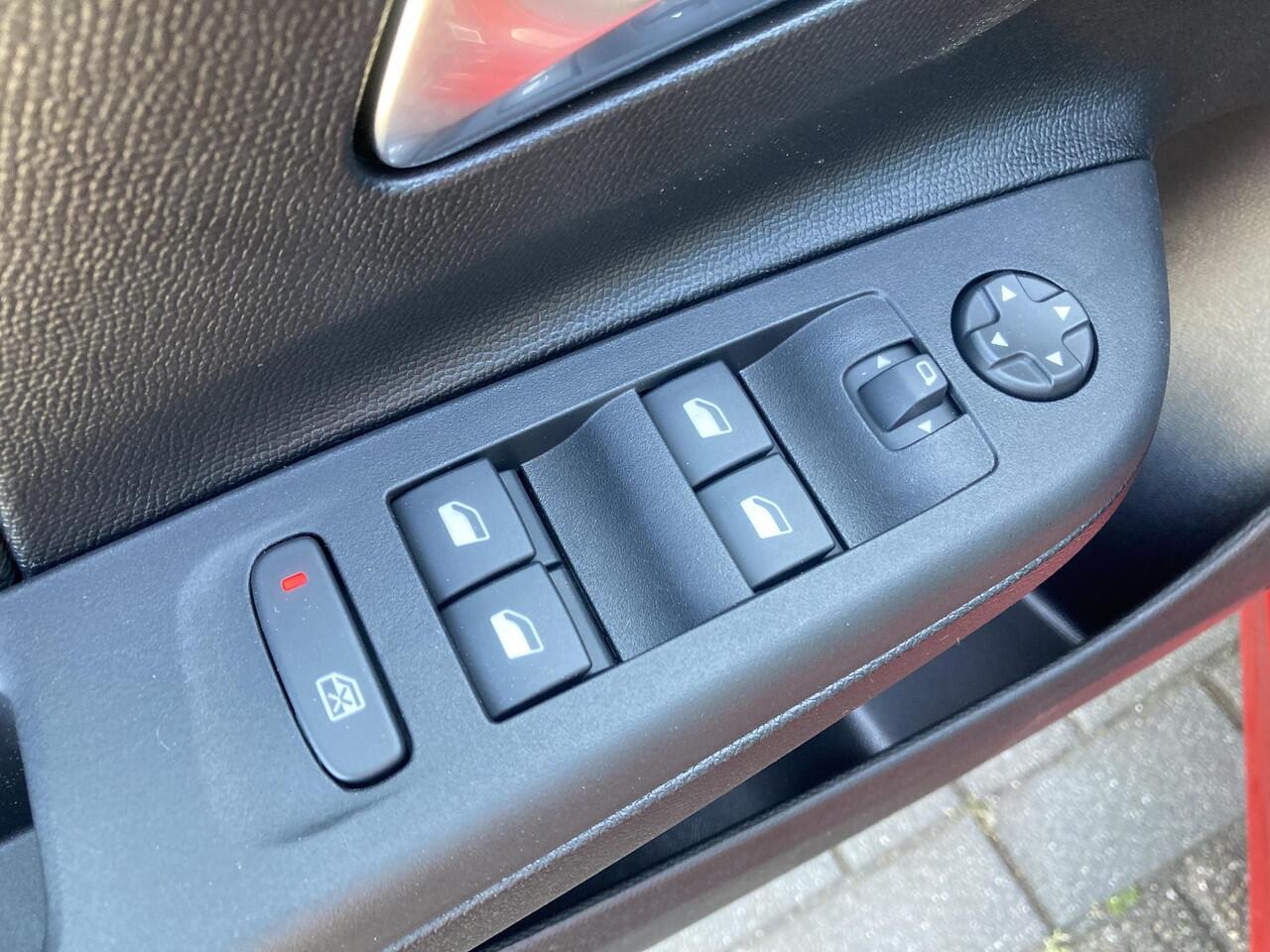 Opel CORSA 1.2 Turbo 110pk Hybrid Automaat Yes | Navigatie via Carplay | Android Auto | Cruise control | LED koplampen | Parkeersensoren | Sportstoelen | Stoel- en stuurverwarming | Zwart dak