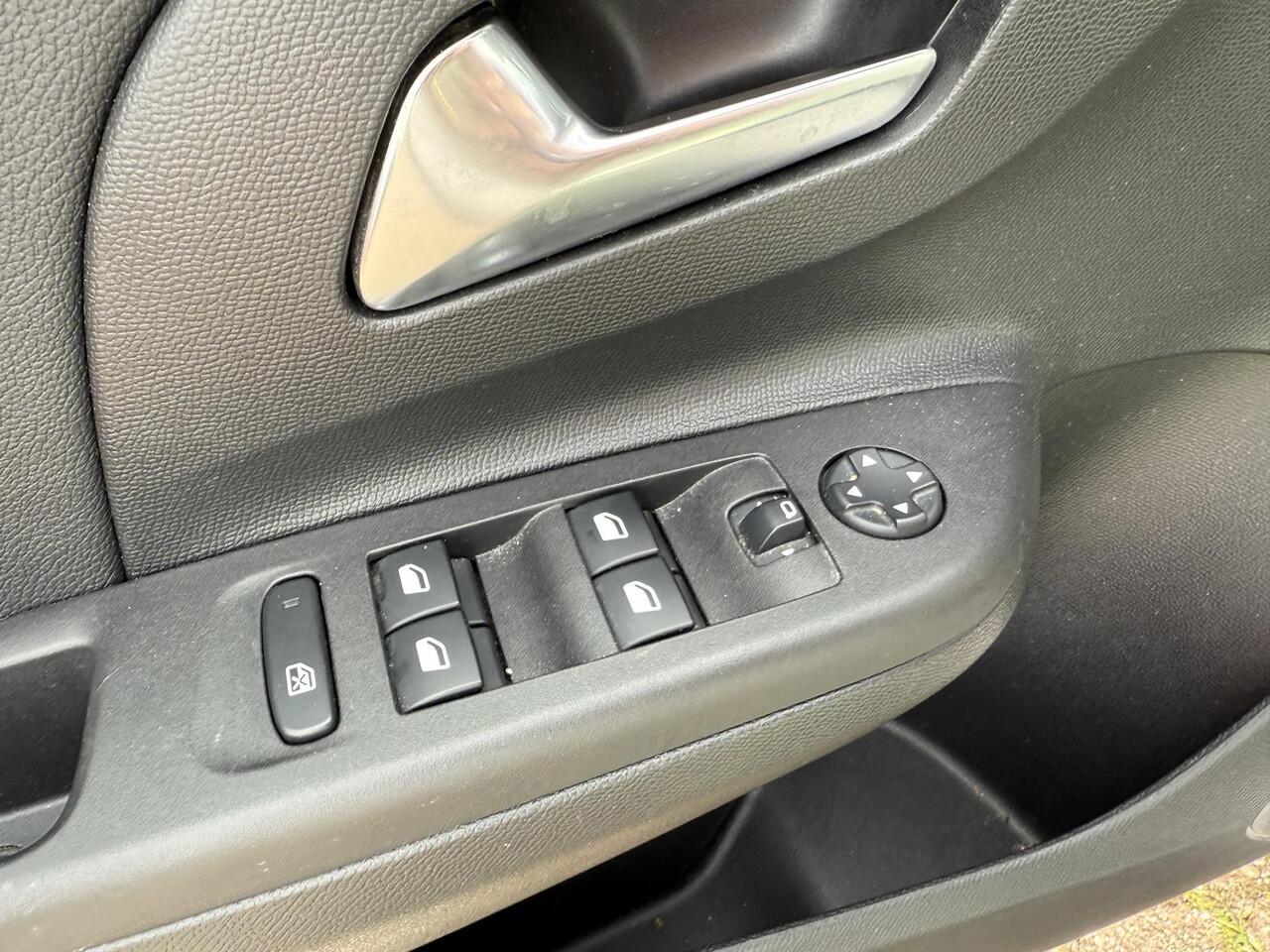 Opel CORSA 1.2 GS Line / ALL-IN RIJKLAARPRIJS /Airco/Apple Carplay/Duo-Tone/16"Zwarte velgen