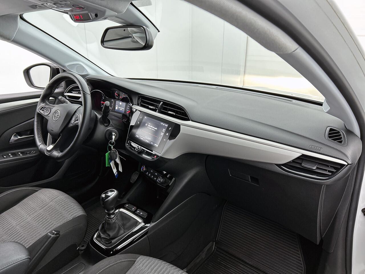 Opel CORSA 1.2 Edition / Trekhaak / Distributie bij 104dkm.vervangen / Airco / Pdc. / Navigatie / Edition+Licht-Zicht Pakket / Apk 03-2027