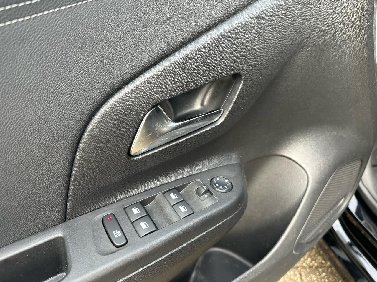 Opel CORSA 1.2 Elegance Navigatie Apple carplay Parkeersensoren Rijklaar