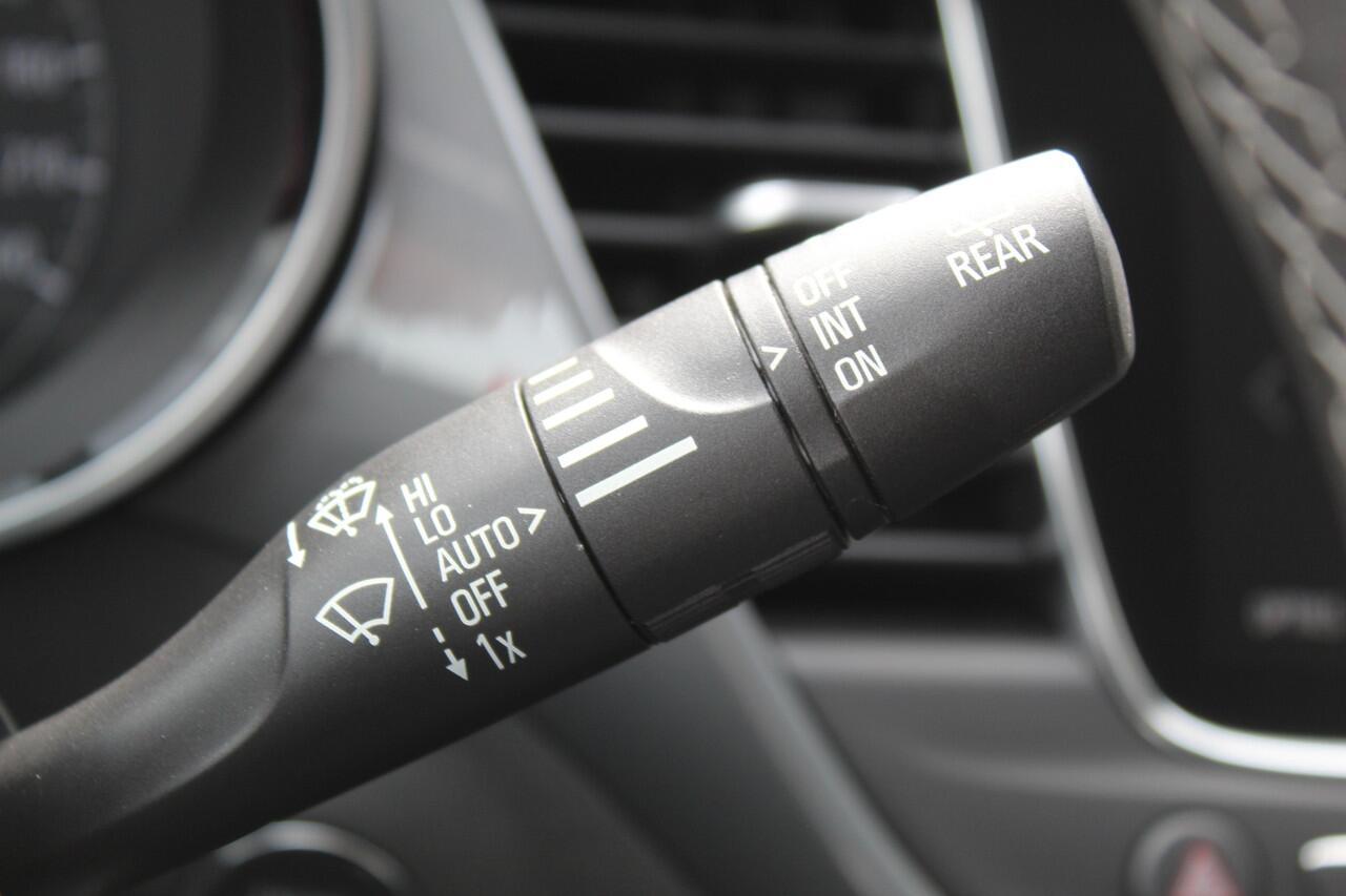 Opel Crossland 1.2-110pk Turbo 'Elegance'. Mooie en luxe hoogzitter met weinig km's ! Volautm. airco dual, cruise control, camera, comfortstoelen, metallic lak, LM wielen, navigatie, telefoonvoorb., lane- en side assist, parkeersensoren v+a, LED verlichting etc.