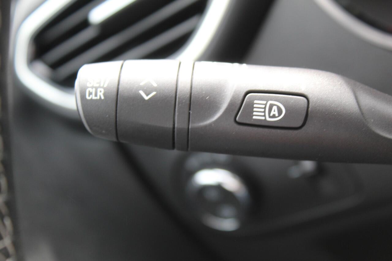 Opel Crossland 1.2-110pk Turbo 'Elegance'. Mooie en luxe hoogzitter met weinig km's ! Volautm. airco dual, cruise control, camera, comfortstoelen, metallic lak, LM wielen, navigatie, telefoonvoorb., lane- en side assist, parkeersensoren v+a, LED verlichting etc.