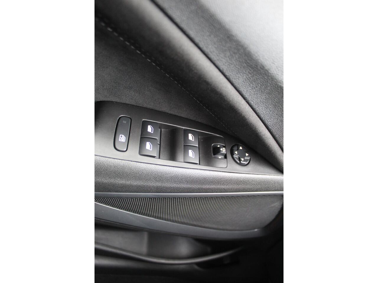 Opel Crossland 1.2 Turbo Ultimate , 110pk , Hoge zit veel comfort Climate control , Cruise control , AGR stoelen voor Navigatie , Bleutooth , Apple Carplay , Camera