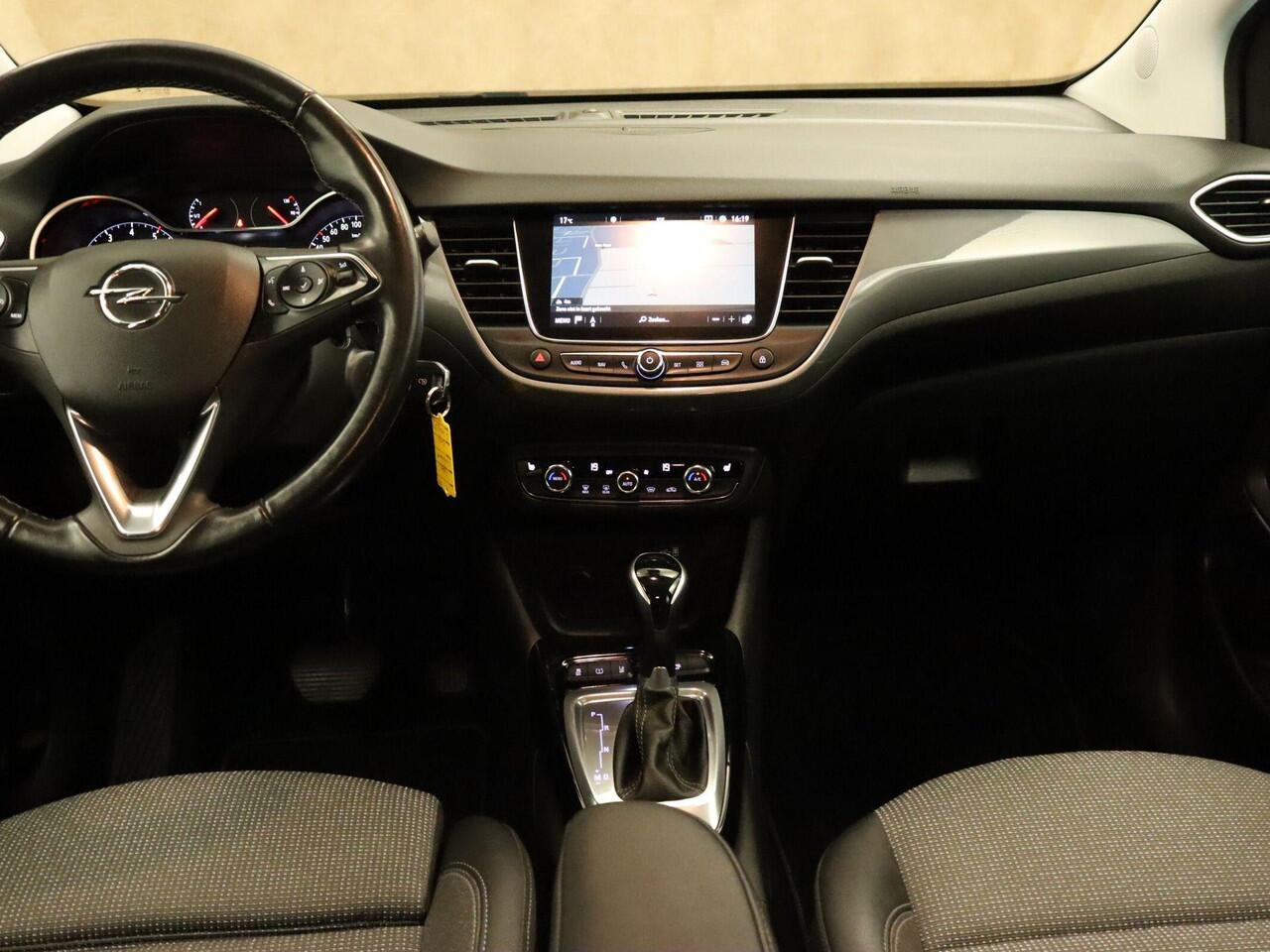 Opel Crossland 1.2 Turbo Elegance - ORIGINEEL NEDERLANDSE AUTO - VASTE TREKHAAK 840KG GEREMD TREKGEWICHT - PARKEERSENSOREN VOOR EN ACHTER - 360 GRADEN CAMERA - DODEHOEK DETECTIE - STUUR EN STOELVERWARMING - NAVIGATIE - APPLE CARPLAY/ ANDROID AUTO