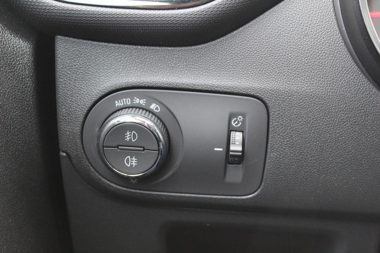 Opel Crossland 1.2-110pk Turbo Ultimate. Mooie en luxe hoogzitter met weinig km's ! Volautm. airco dual, cruise control, camera, comfortstoelen, metallic lak, LM wielen, navigatie, telefoonvoorb., LED verlichting etc.