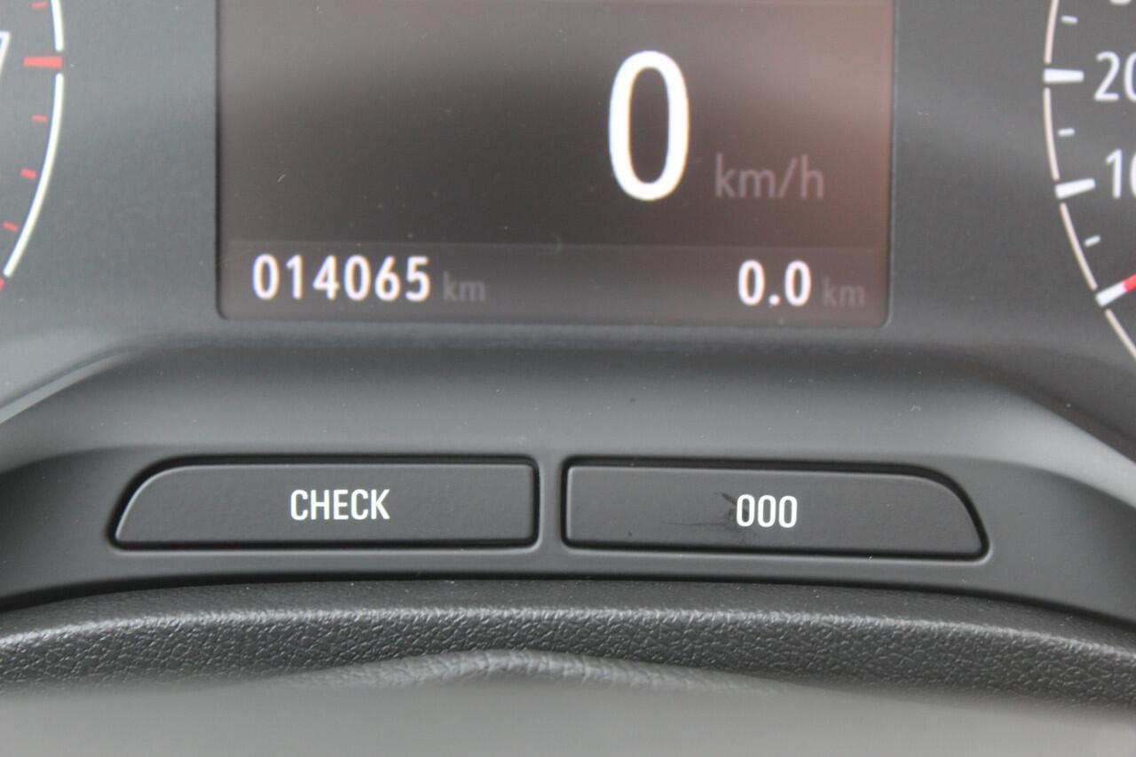 Opel Crossland 1.2-110pk Turbo 'Elegance'. Mooie en luxe hoogzitter met weinig km's ! Volautm. airco dual, cruise control, camera, comfortstoelen, metallic lak, LM wielen, navigatie, telefoonvoorb., lane- en side assist, parkeersensoren v+a, LED verlichting etc.