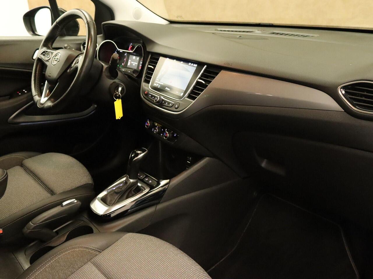 Opel Crossland 1.2 Turbo Elegance - ORIGINEEL NEDERLANDSE AUTO - VASTE TREKHAAK 840KG GEREMD TREKGEWICHT - PARKEERSENSOREN VOOR EN ACHTER - 360 GRADEN CAMERA - DODEHOEK DETECTIE - STUUR EN STOELVERWARMING - NAVIGATIE - APPLE CARPLAY/ ANDROID AUTO