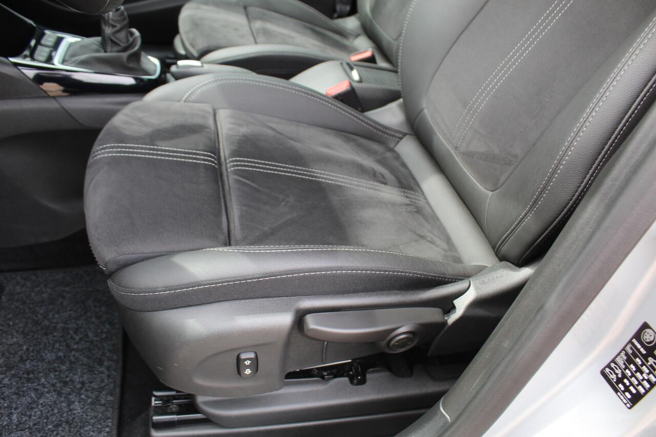 Opel Crossland 1.2-110pk Turbo 'Elegance'. Mooie en luxe hoogzitter met weinig km's ! Volautm. airco dual, cruise control, camera, comfortstoelen, metallic lak, LM wielen, navigatie, telefoonvoorb., lane- en side assist, parkeersensoren v+a, LED verlichting etc.