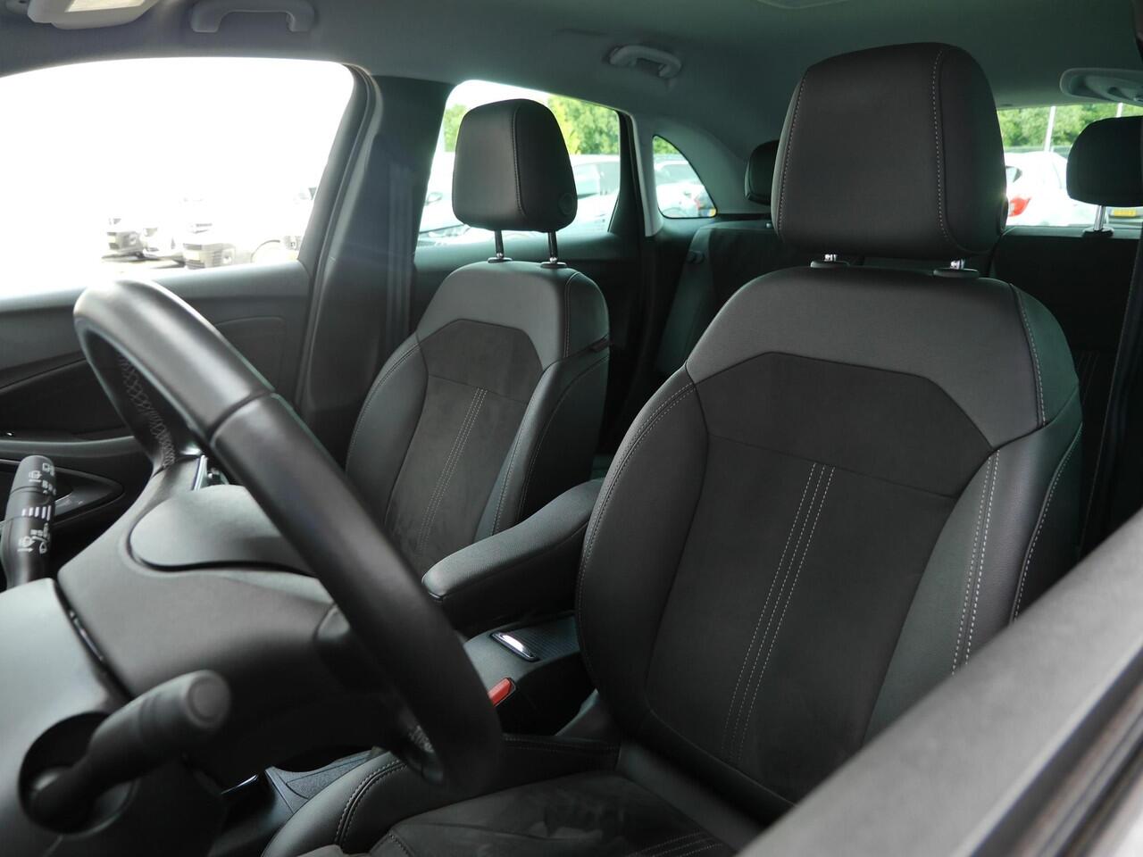 Opel Crossland 1.2 Turbo Ultimate Level 4 | Navigatie | Climate & Cruise Control | Achteruitrijcamera | Parkeersensoren | LMV | Beide stoelen in hoogte te verstellen | Led verlichting