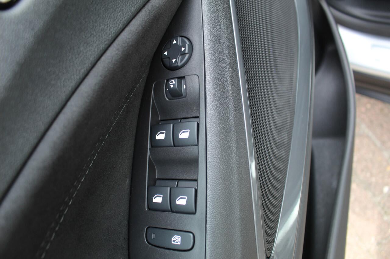 Opel Crossland 1.2-110pk Turbo 'Elegance'. Mooie en luxe hoogzitter met weinig km's ! Volautm. airco dual, cruise control, camera, comfortstoelen, metallic lak, LM wielen, navigatie, telefoonvoorb., lane- en side assist, parkeersensoren v+a, LED verlichting etc.