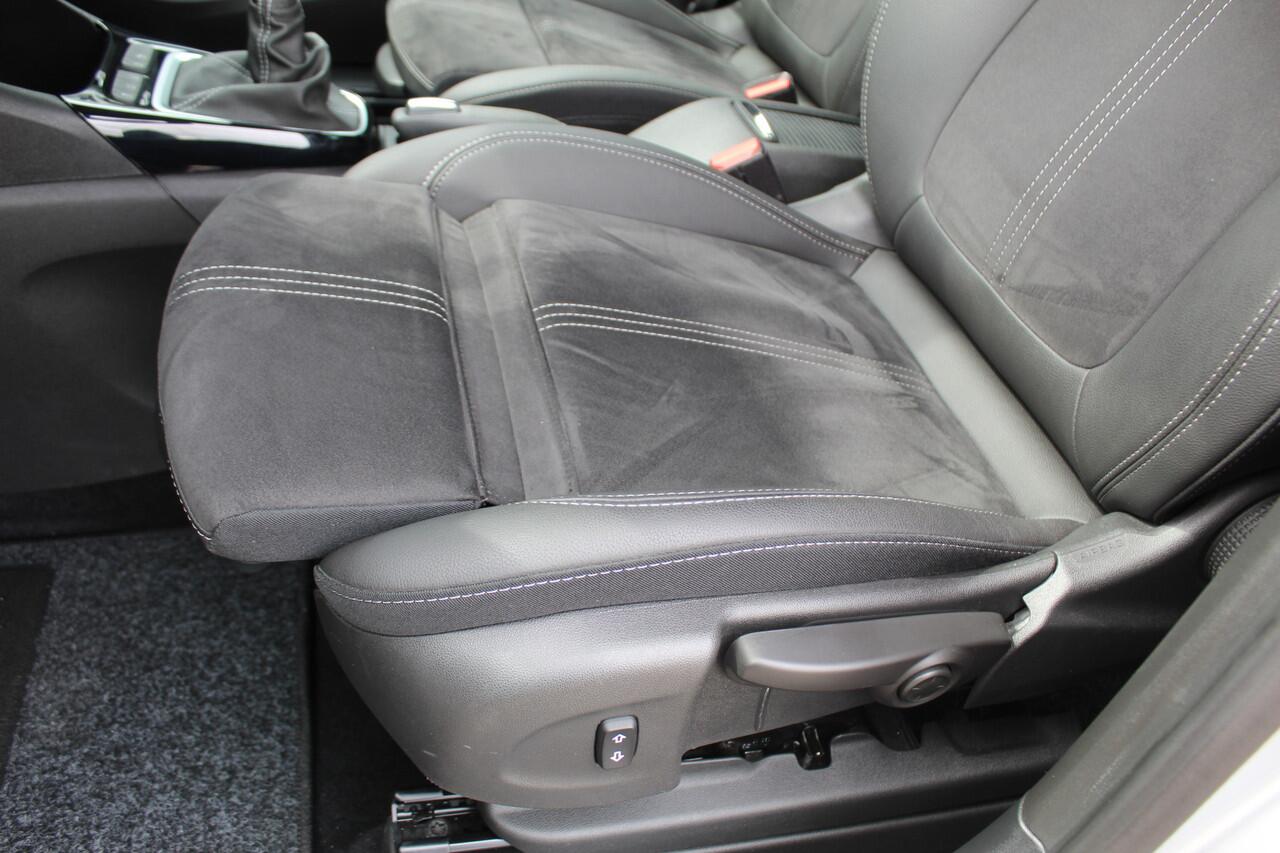 Opel Crossland 1.2-110pk Turbo 'Elegance'. Mooie en luxe hoogzitter met weinig km's ! Volautm. airco dual, cruise control, camera, comfortstoelen, metallic lak, LM wielen, navigatie, telefoonvoorb., lane- en side assist, parkeersensoren v+a, LED verlichting etc.