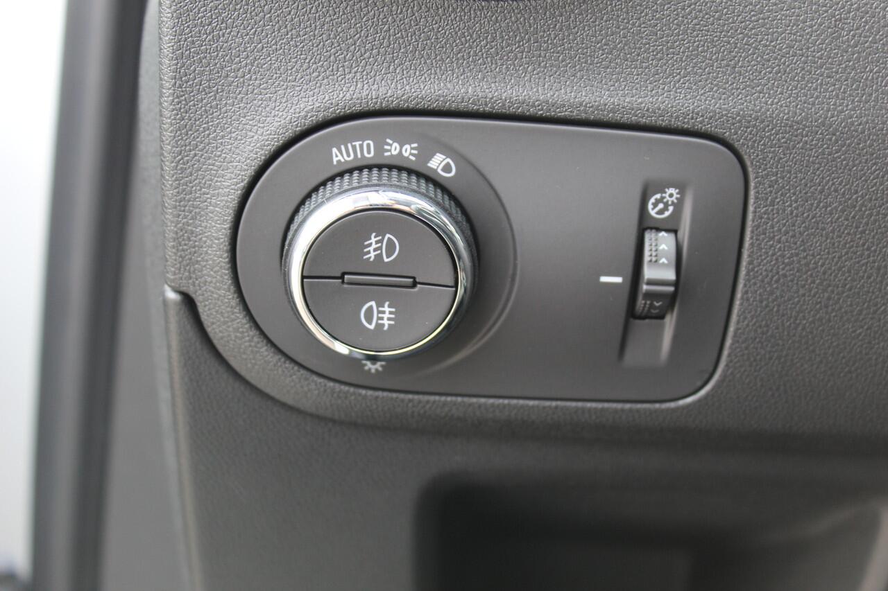 Opel Crossland 1.2-110pk Turbo 'Elegance'. Mooie en luxe hoogzitter met weinig km's ! Volautm. airco dual, cruise control, camera, comfortstoelen, metallic lak, LM wielen, navigatie, telefoonvoorb., lane- en side assist, parkeersensoren v+a, LED verlichting etc.