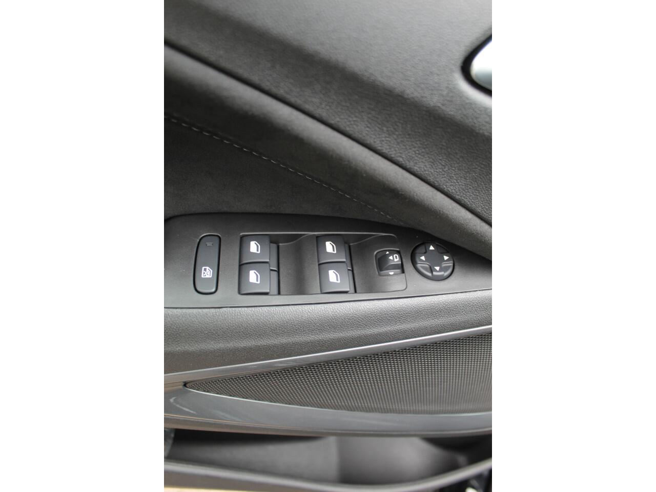 Opel Crossland 1.2 110 pk Turbo Elegance , Mooie hoge zit Climate control , Cruise control , AGR stoelen voor , Camera Navigatie , LM velgen , Parkeersensoren V+A