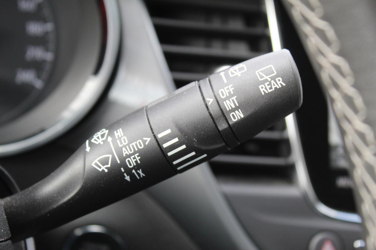 Opel Crossland 1.2-110pk Turbo 'Elegance'. Mooie en luxe hoogzitter met weinig km's ! Volautm. airco dual, cruise control, camera, comfortstoelen, metallic lak, LM wielen, navigatie, telefoonvoorb., lane- en side assist, parkeersensoren v+a, LED verlichting etc.