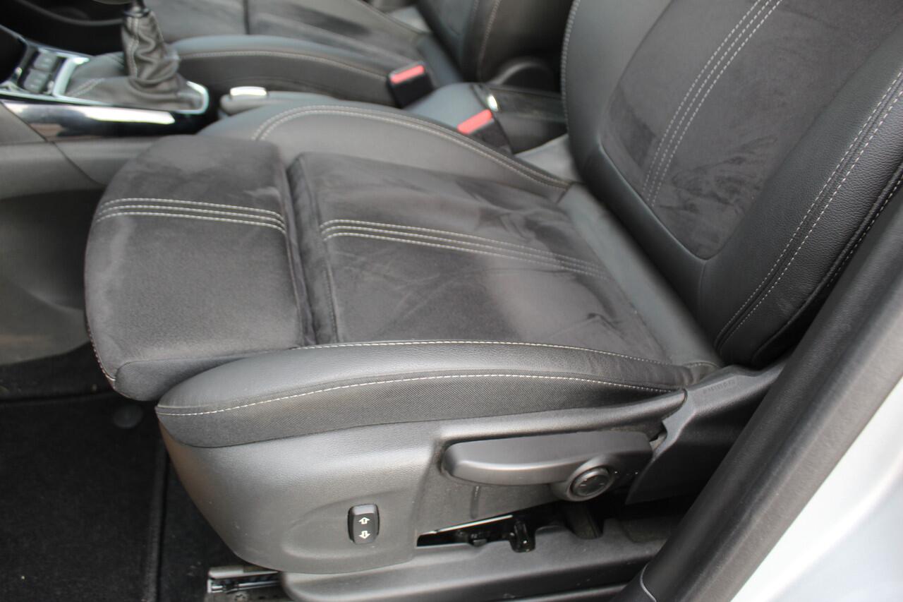 Opel Crossland 1.2-110pk Turbo 'Elegance'. Mooie en luxe hoogzitter met weinig km's ! Volautm. airco dual, cruise control, camera, comfortstoelen, metallic lak, LM wielen, navigatie, telefoonvoorb., lane- en side assist, parkeersensoren v+a, LED verlichting etc.