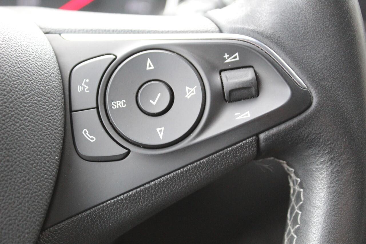 Opel Crossland 1.2-110pk Turbo Ultimate. Mooie en luxe hoogzitter met weinig km's ! Volautm. airco dual, cruise control, camera, comfortstoelen, metallic lak, LM wielen, navigatie, telefoonvoorb., LED verlichting etc.