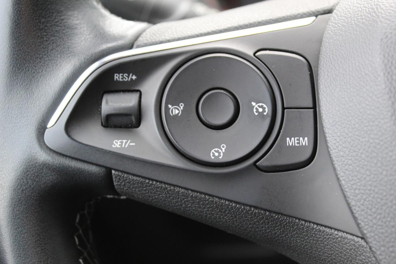 Opel Crossland 1.2 Turbo Ultimate , 110pk , Hoge zit veel comfort Climate control , Cruise control , AGR stoelen voor Navigatie , Bleutooth , Apple Carplay , Camera