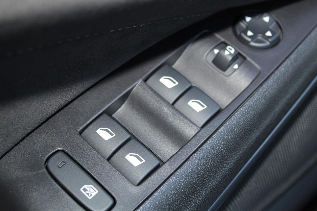 Opel Crossland 1.2-110pk Turbo 'Elegance'. Mooie en luxe hoogzitter met weinig km's ! Volautm. airco dual, cruise control, camera, comfortstoelen, metallic lak, LM wielen, navigatie, telefoonvoorb., lane- en side assist, parkeersensoren v+a, LED verlichting etc.