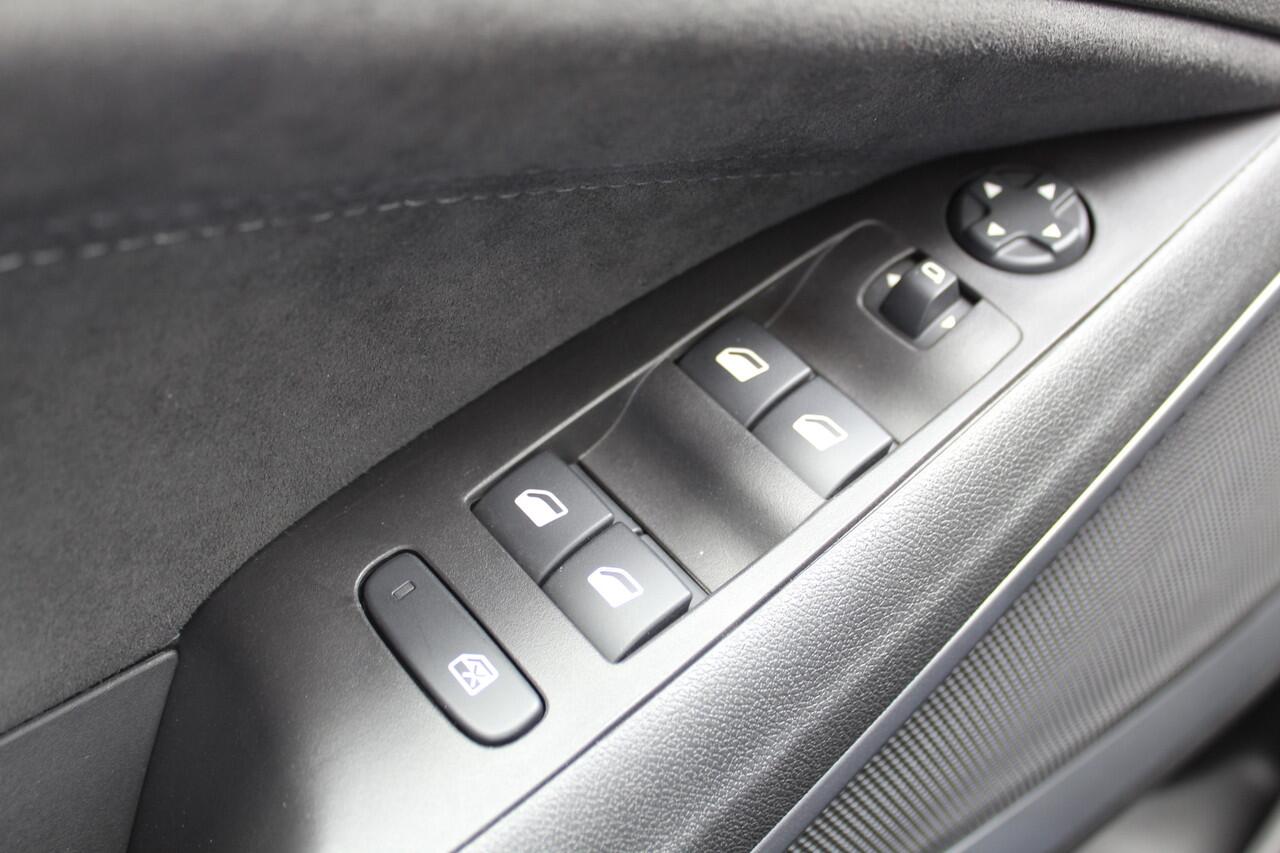 Opel Crossland 1.2-110 pk Turbo Elegance. Mooie moderne hoogzitter ! Climate Control, Cruise Control, Achteruitrijcamera, Navigatiesysteem