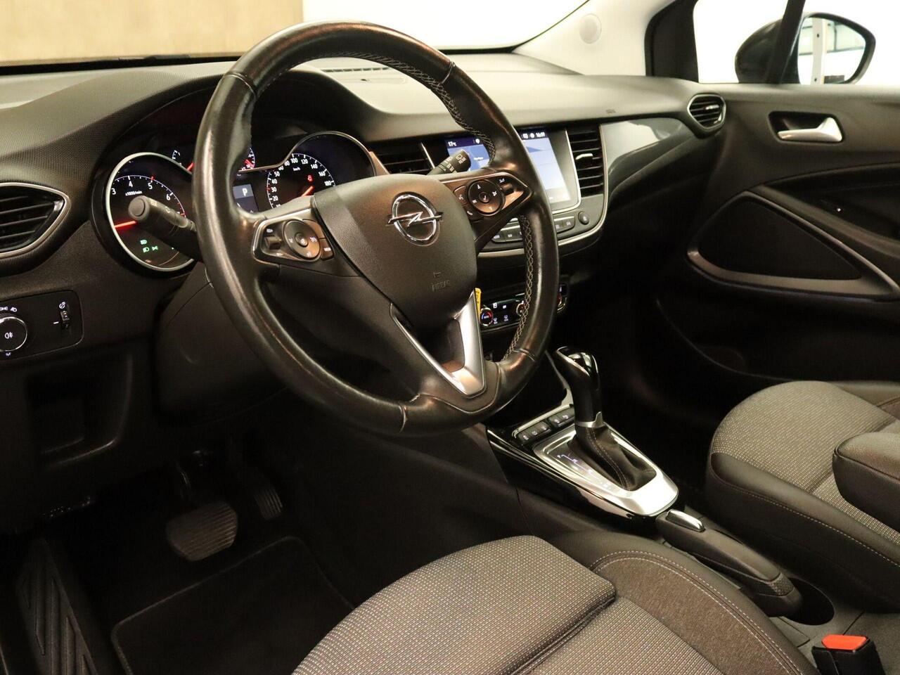 Opel Crossland 1.2 Turbo Elegance - ORIGINEEL NEDERLANDSE AUTO - VASTE TREKHAAK 840KG GEREMD TREKGEWICHT - PARKEERSENSOREN VOOR EN ACHTER - 360 GRADEN CAMERA - DODEHOEK DETECTIE - STUUR EN STOELVERWARMING - NAVIGATIE - APPLE CARPLAY/ ANDROID AUTO