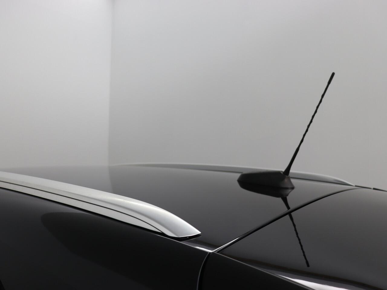 Opel Crossland 1.2 Turbo Elegance Airco, Apple Carplay/Android Auto, bluetooth, Bandenspanningscontrolesysteem, Achteruitrijcamera, Rijstrooksensor, regensensor, Op zoek naar een compacte SUV die stijl, comfort en zuinigheid perfect combineert? Dan is deze Opel Crosslan