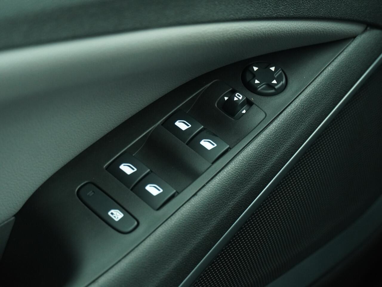 Opel Crossland X 1.2 Turbo Innovation Automaat / Navi / Clima / Cruise / DakRails / Parkeersensoren